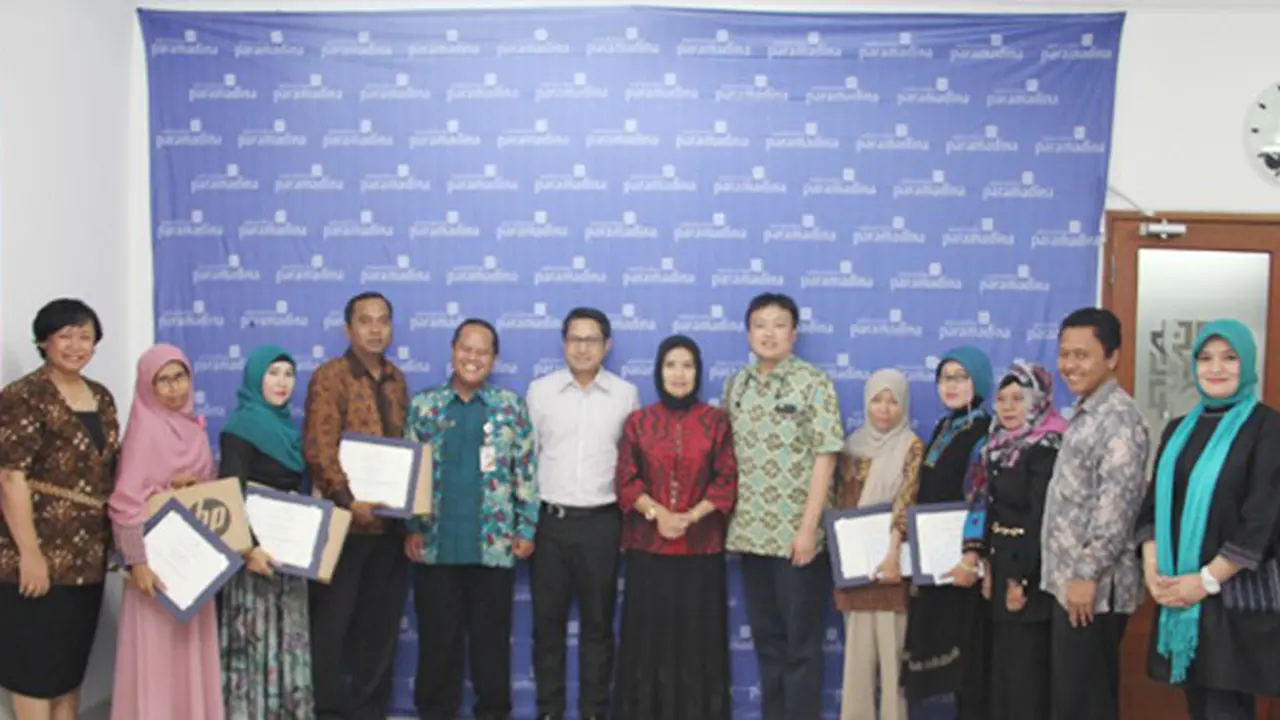 Momen foto bersama dengan para pemenang Lomba Karya Tulis Paramadina (KTP) 2016 di Ruang Granada, Universitas Paramadina.