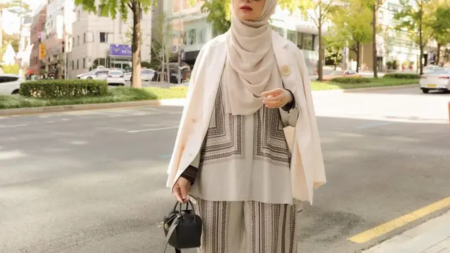 Potret anggun Shireen Sungkar dalam balutan hijab syar'i. (credit:instagram.com/shireensungkar)