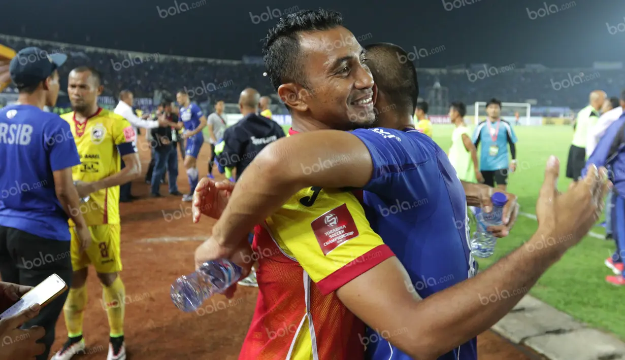 Gelandang Sriwijaya FC, Firman Utina, sempat dikabarkan memiliki masalah dengan manajemen Persib. Mengakhiri masalah itu pemain senior  ini akhirnya memilih kembali ke klub lamanya Laskar Wong Kito. (Bola.com/Vitalis Yogi Trisna)
