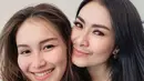 Lagi, pesona cantik Ayu Ting Ting berfoto selfie bersama Iis Dahlia, memamerkan bare facenya. [Foto: Instagram/ayutingting92]