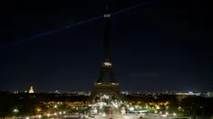 Lampu Menara Eiffel di Paris, dimatikan pada Rabu (21/10/2020). Kondisi gelap gulita itu untuk memberikan penghormatan terhadap Samuel Paty, seorang guru sejarah yang dipenggal kepalanya pada Jumat (16/10) lalu. (GEOFFROY VAN DER HASSELT / AFP)