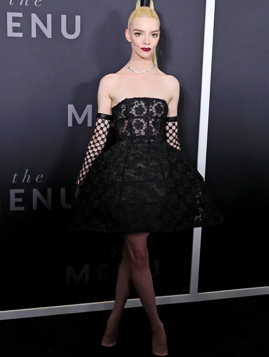 Anya Taylor-Joy berpose saat menghadiri pemutaran film "The Menu" di AMC Lincoln Square Theatre di New York City pada 14 November 2022. Bintang Inggris kelahiran Miami itu dengan sempurna memamerkan kakinya yang tak pajang dengan menambahkan tinggi ekstra ke bingkainya dengan sepasang sepatu hak hitam. (Theo Wargo/Getty Images/AFP)