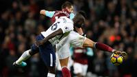 Pemain West Ham United, Javier Hernandez berusaha merebut bola dari pemain Tottenham Hotspur, Davym Sanchez dalam pertandingan Premier League di Stadion Wembley, Jumat (5/1). Tottenham Hotspur ditahan imbang tamunya West Ham 1-1. (AP/Kirsty Wigglesworth)