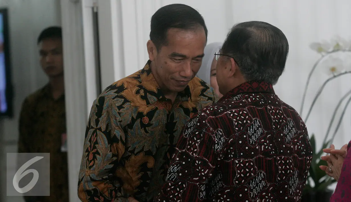 Wapres Jusuf Kalla bersalaman dengan Presiden Joko Widodo saat open house di Istana Kepresidenan Gedung Agung, Yogyakarta, Sabtu (9/7). Open House diikuti oleh ribuan masyarakat. (Liputan6.com/Boy Harjanto)