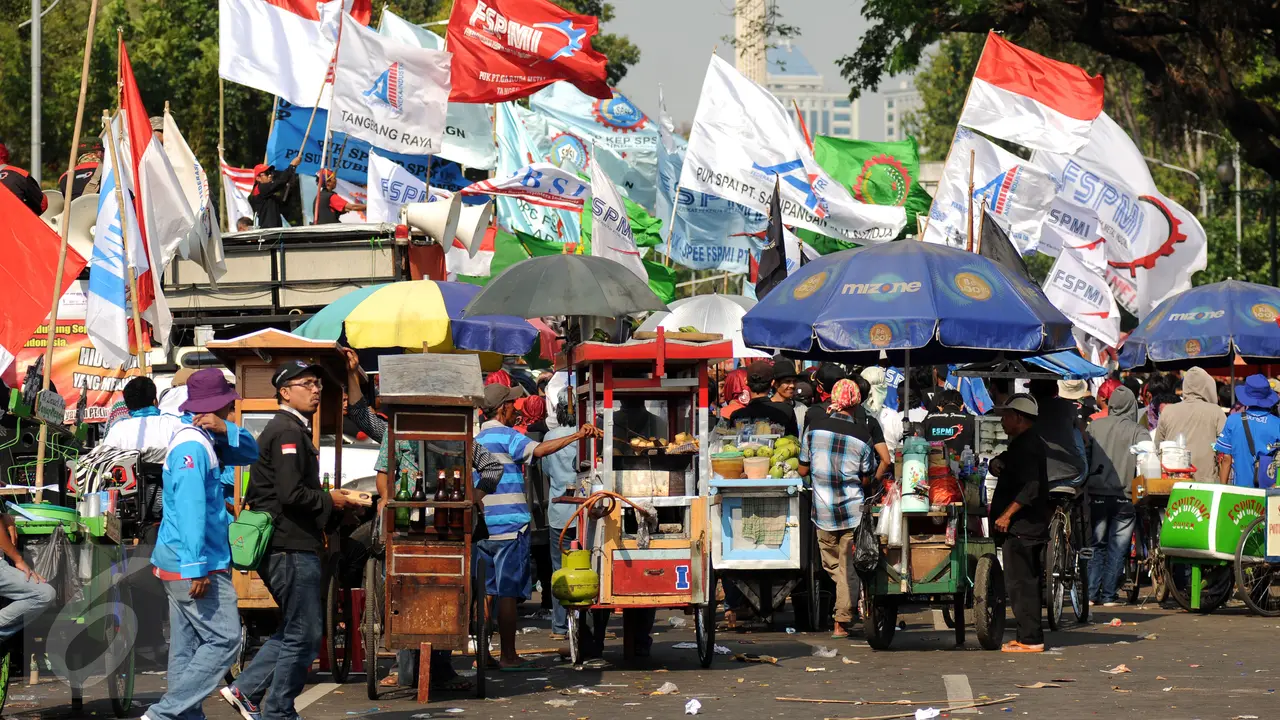 20150901-Buruh Turun ke Jalan, Pedagang dan Pemulung Panen Rezeki-Jakarta