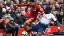 Aksi Moussa Sissoko menghantikan pergerakan Alexander Arnold pada laga lanjutan Premier League yang berlangsung di Stadion Anfield, Liverpool, Minggu (31/3). Liverpool menang 2-1 atas Tottenham Hotspur. (AFP/Paul Ellis)