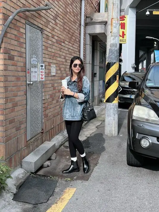 Nabila Syakieb juga berlibur ke Korea Selatan, ia tampil dengan jaket denim dan celana panjang dan boots hitam. [@nsyakieb85]