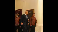Ketika menemui Perdana Menteri Australia Tony Abbott, Presiden Jokowi mengenakan batik cokelat tua, Jakarta, (20/10/14). (Liputan6.com/Herman Zakharia)