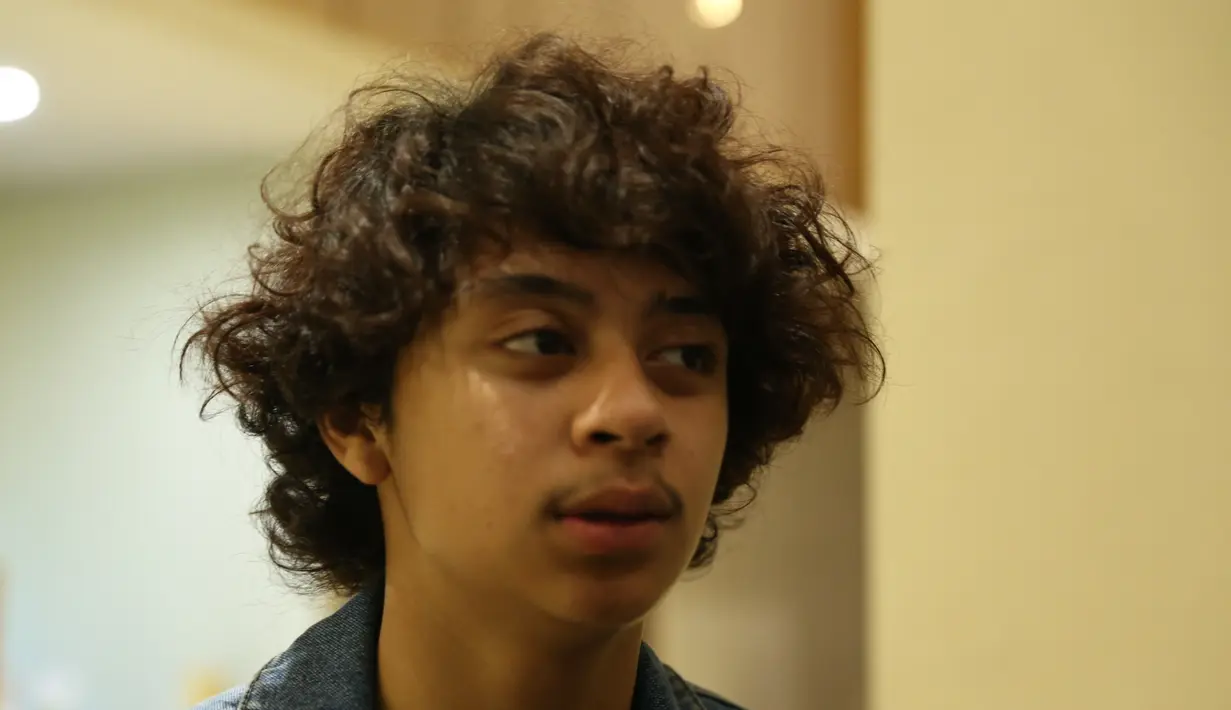 Bastian Steel mengaku bahwa ia mengetahui kabar Chelsea Islan dekat dengan  anak artis senior Daffa Wardhana dari media. Ia juga berharap berita itu tak lagi diperpanjang. (Nurwahyunan/Bintang.com)