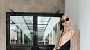 Tak hanya itu saja, gaya penampilan Paula pun disebut tetap terlihat stylish dan cocok untuk anak muda. Dalam penampilannya, Paula juga lebih sering tampil memakai pasmina dibandingkan jilbab segi empat. (Liputan6.com/IG/@paula_verhoeven)