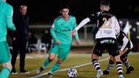 Gelandang Real Madrid, James Rodriguez berebut bola dengan bek Unionistas de Salamanca, Juan Gongora pada babak ke-32 besar Copa del Rey 2019-2020 di Pistas del Helmantico, Rabu (22/1/2020). Madrid harus berjuang keras untuk menang 3-1 atas tim divisi tiga, Unionistas. (JAVIER SORIANO/AFP)