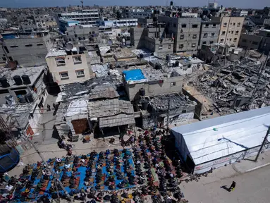 Warga Palestina melaksanakan salat Jumat pertama di bulan suci Ramadan di dekat reruntuhan masjid yang hancur akibat serangan udara Israel di Rafah, Jalur Gaza, Jumat, 15 Maret 2024. (AP Photo/Fatima Shbair)