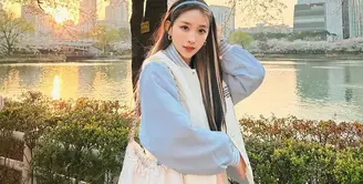 Dalam potret terbaru yang beredar, Dita Karang terlihat memesona berpose di pinggir danau. Terlihat rambut panjang Dita Karang yang dihighlight dengan warna blonde, sedang dasarnya adalah cokelat tua. Warna yang terlihat cocok dan pas untuk tone kulitnya. Foto: Instagram.