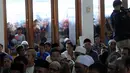 Ratusan warga memadati masjid tempat jenazah Olga akan disalatkan , Jakarta, Sabtu (28/3/2015). (Liputan6.com/Faisal R Syam)