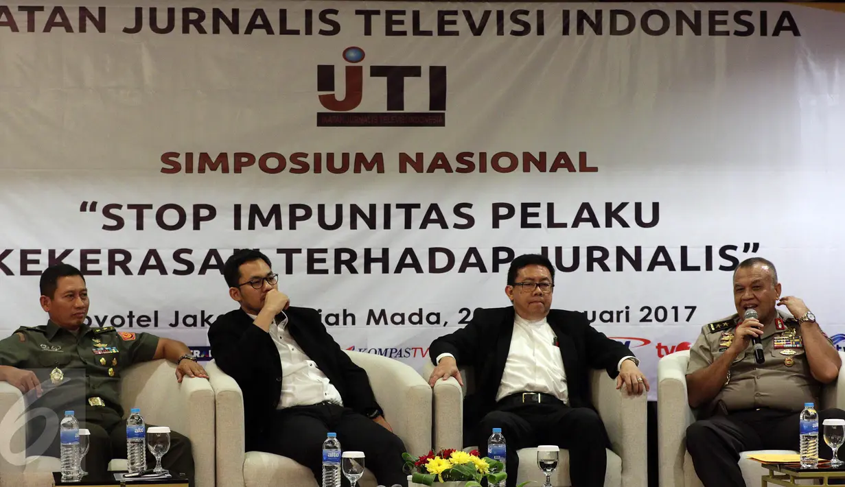 Kapuspen TNI Mayor Jendral TNI, Wuryanto, Ketua KPI Yuliandre, Ketua Dewan Pers Yoseph Adi Prastyo, Sahlisospol Kapolri Irjen Pol Iza Fadri (ki-ka) menjadi pembicara Kongres V Ikatan Jurnalis Televisi Indonesia, Jakarta (20/1). (Liputan6.com/Johan Tallo)