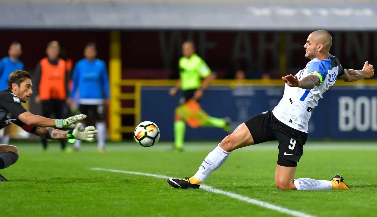 Aksi pemain Inter Milan, Mauro Icardi (kanan) berusaha mencetak gol ke gawang Bologna pada lanjutan Serie A di The Dall' Ara Comunal Stadium, Bologna, (19/9/2017). Inter bermain imbang 1-1 lawan Bologna. (AFP/Andreas Solaro)