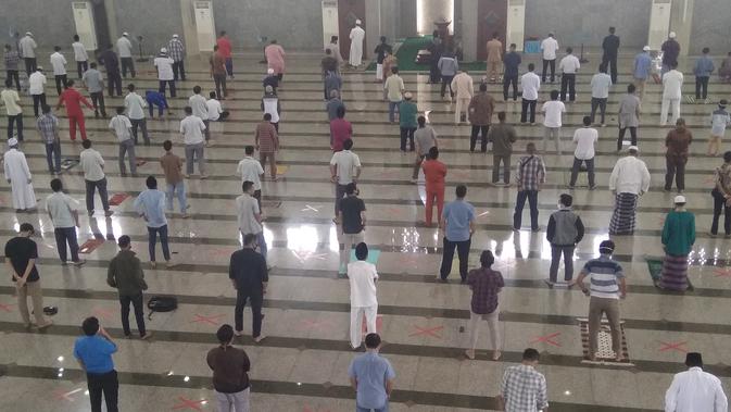 Jaga jarak antar jemaah diberlakukan saat salat Jumat perdana di Masjid Agung Batam. (Liputan6.com/ Ajang Nurdin)