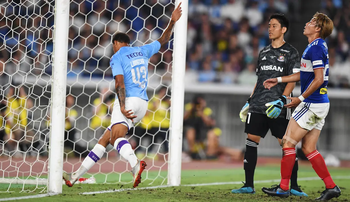 Striker Manchester City, Lukas Nmecha, merayakan gol yang dicetaknya ke gawang Yokohama Marinos pada laga pramusim di Stadion Yokohama, Jepang, Sabtu (27/7). Yokohama kalah 1-3 dari City. (AFP/Charly Triballeau)