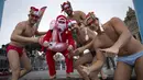 Sejumlah peserta berkostum Sinterklas berfoto bersama saat mengikuti ajang Copa Nadal yang berlangsung di Barcelona's Port Vell, Barcelona, Kamis (25/12/2025) waktu setempat. Acara tersebut diikuti lebih dari 450 peserta. (AFP/Josep Lago)