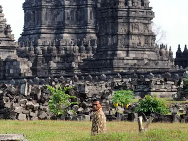 Petugas berpakaian batik bersiaga di salah satu sudut kawasan Candi Prambanan, Yogyakarta, Kamis (29/6). Terkait kunjungan mantan Presiden Amerika Serikat, Barack Obama, penjagaan kawasan Candi Prambanan diperketat. (Liputan6.com/Helmi Fithriansyah)