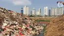 Kondisi Kanal Banjir Barat dengan sampah rumah tangga yang menumpuk di kawasan Tanah Abang, Jakarta, Jumat (4/9/2019). Perilaku buruk warga membuang sampah sembarangan menyebabkan bantaran KBB dipenuhi dengan berbagai jenis sampah hingga menimbulkan bau tak sedap. (Liputan6.com/Immanuel Antonius)