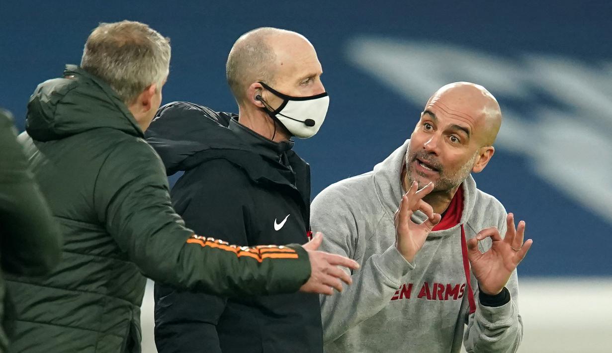 Pelatih Manchester City, Pep Guardiola (kanan) melakukan adu argumen dengan pelatih Manchester United, Ole Gunnar Solskjaer (kiri) dalam pertandingan lanjutan Liga Inggris yang dimenangkan oleh Manchester United. (Foto: AFP/Pool/Dave Thompson)