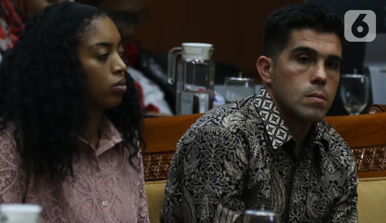 Atlet Basket Peyton Alexis dan Pesepak Bola Fabiano Beltrame mengikuti rapat kerja dengan Komisi X DPR di Senayan, Kamis (7/11/2019). Rapat kerja membahas rencana program prioritas di Kementerian Pemuda dan Olahraga tahun 2020 serta pertimbangan naturalisasi atlet. (Liputan6.com/Johan Tallo)
