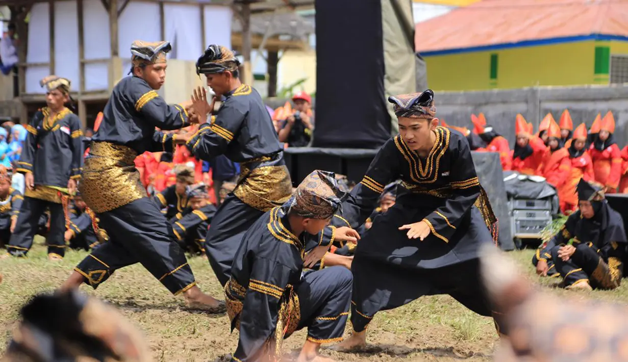 Anak-anak di Kampung Berseri Astra Jorong Tabek menampilkan kesenian pencak silat dalam acara Festival Kampung Berseri Astra di Kabupaten Solok, Sumatra Barat (28/4/2019). Kampung Berseri Astra dapat menjadi salah satu ikon Kabupaten Solok. (Liputan6.com/HO/Eko)