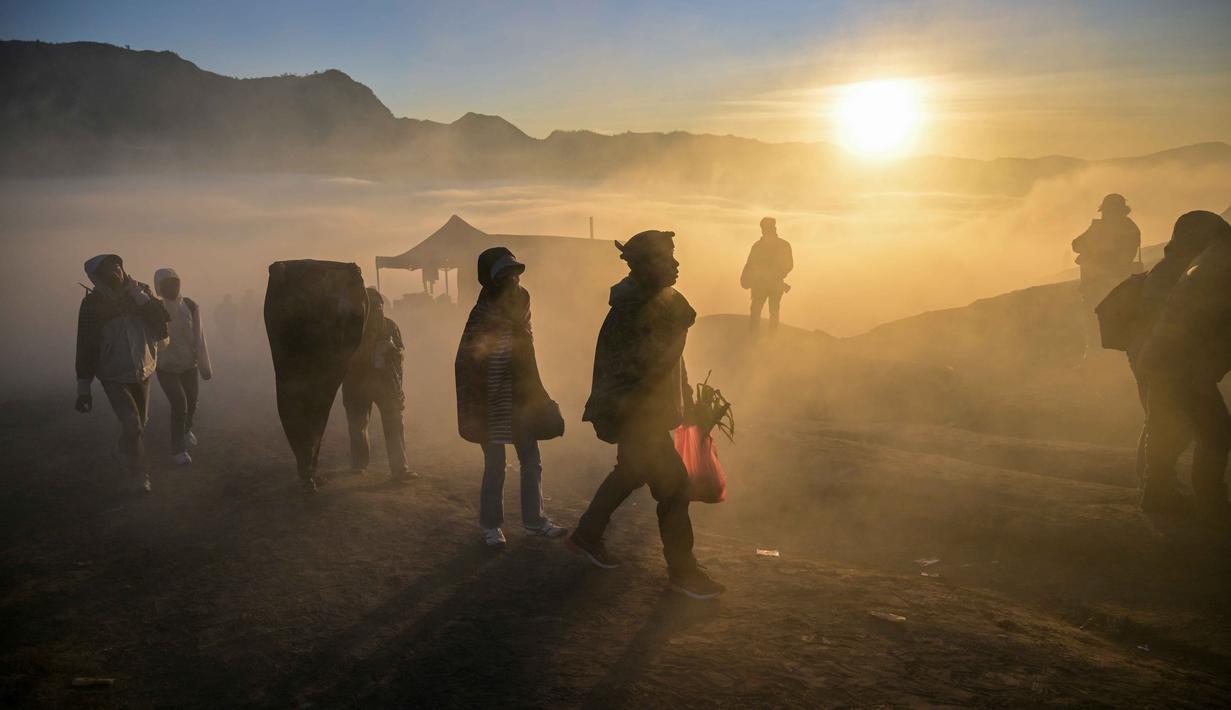 Para penganut Hindu dari komunitas Tengger mendaki gunung berapi aktif Bromo untuk mempersembahkan sesaji berupa beras, buah-buahan, ternak, dan barang-barang lainnya sebagai bagian dari festival Yadnya Kasada di dekat Probolinggo, Jawa Timur, Senin 1 Juni 2026. (JUNI KRISWANTO/AFP)