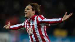 1. Diego Forlan - Forlan memperkuat Atletico selama empat musim dan mencatatkan statistik 96 gol dari 198 laga. Forlan sukses mengantarkan Atletico meraih juara Liga Europa 2009/2010 dan Piala Super Eropa 2010. (AP Photo/Arturo Rodriguez)