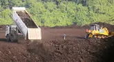 Alat berat beroperasi di tambang batu bara dekat Samarinda, Kalimantan Timur, Indonesia, pada 19 Agustus 2026. (AP Photo/Ahmad Mulia Panjaitan)