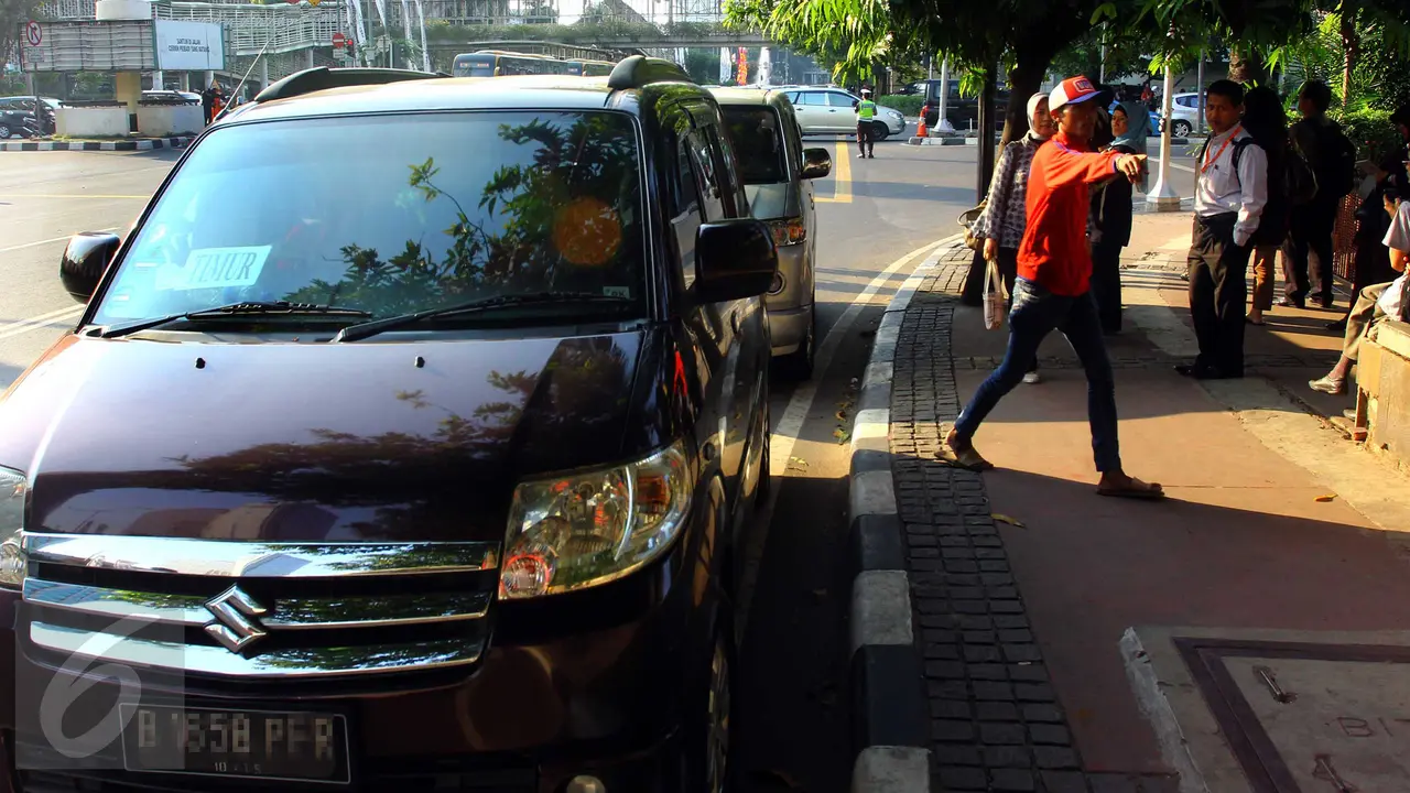 20150627-Fenomena Angkot Gelap yang Jadi Favorit Pekerja-Jakarta 2