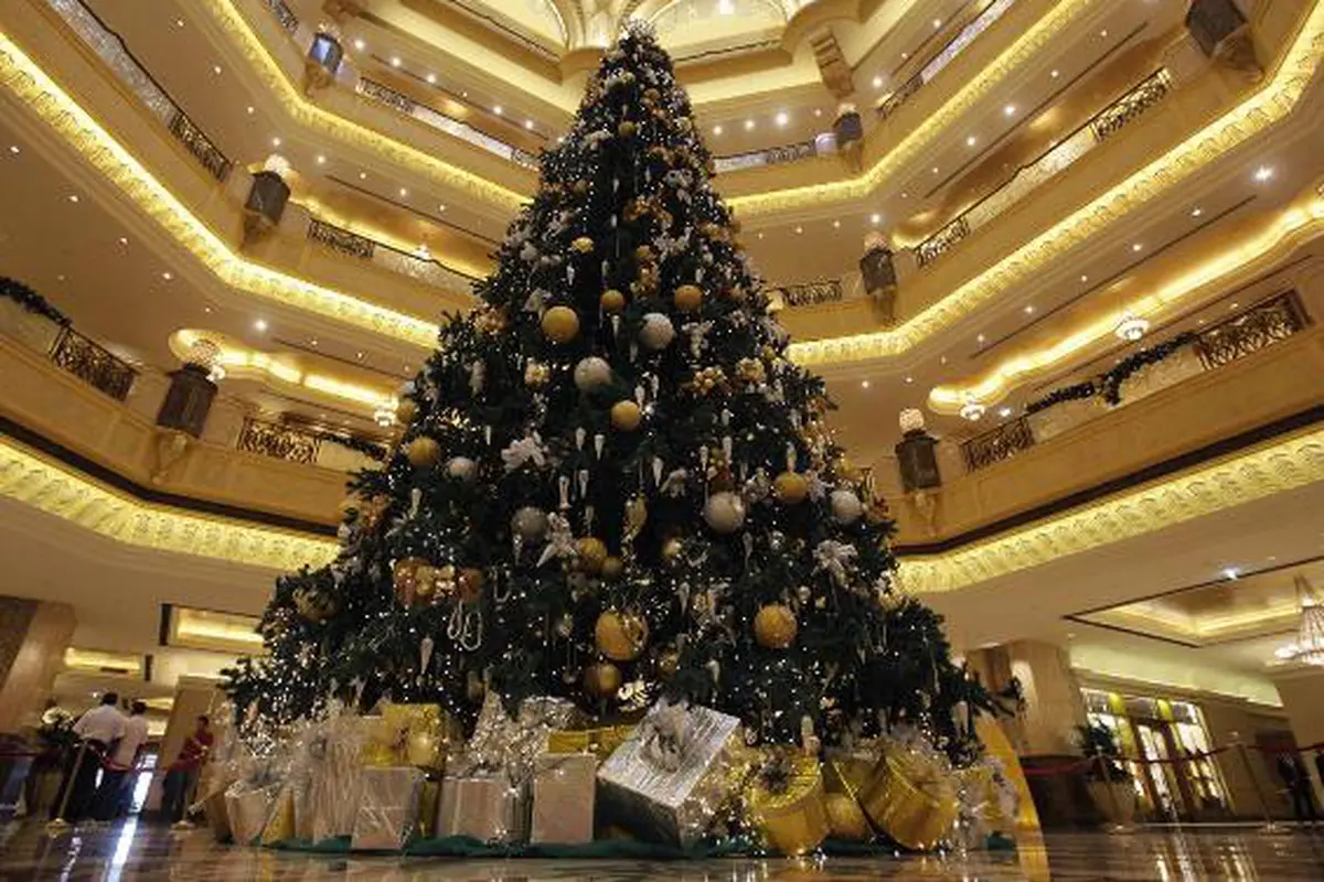 Pohon natal emas - Christmas Tree Abu Dhabi 1
