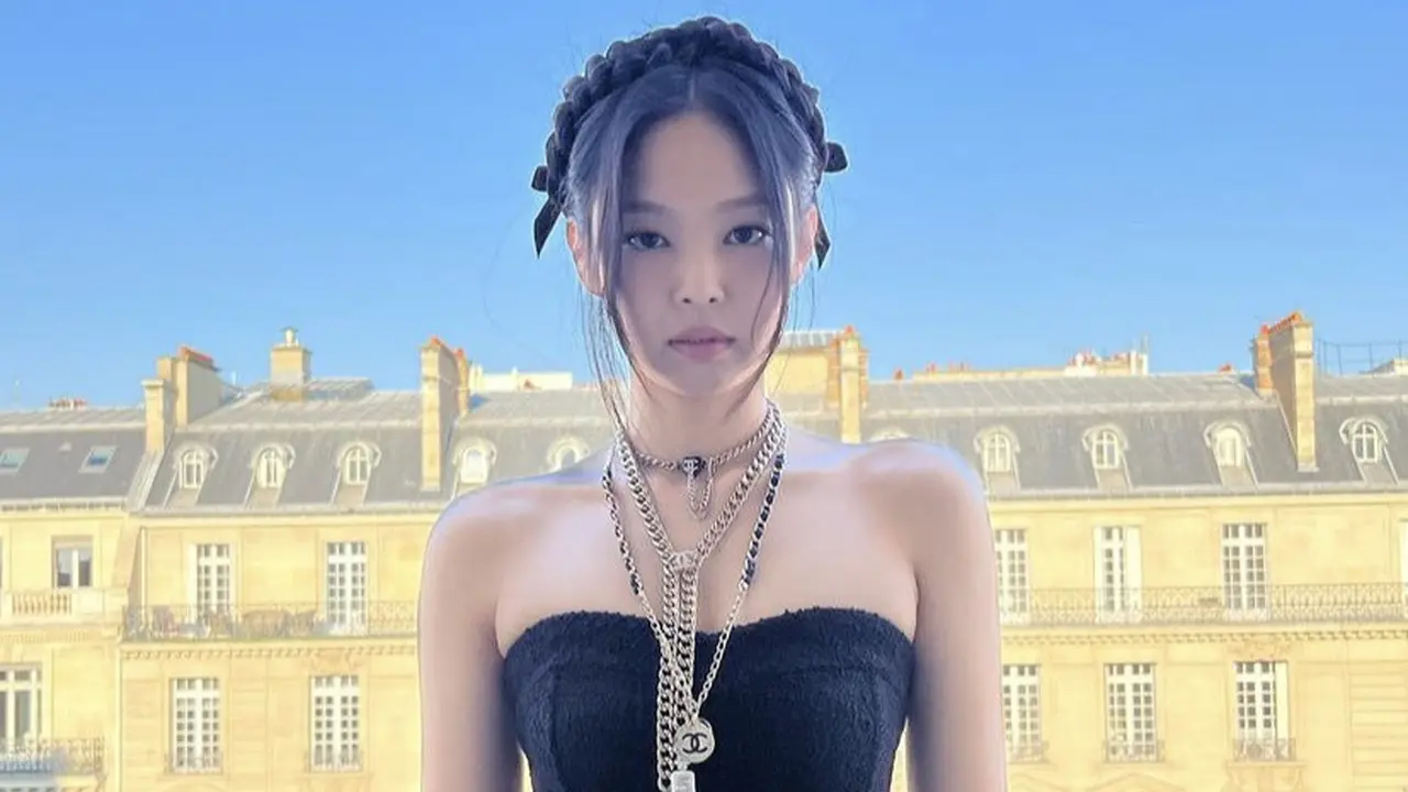 Jennie BLACKPINK Tampil Stunning Serba Hitam Membawa Tas Super Mini di Chanel Paris Fashion Week