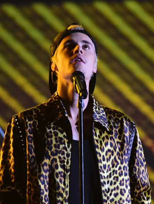 Tak hanya memandang wajah dan berinteraksi dengan idola adalah hal yang sangat di impikan oleh sebagian besar penggemar. Namun sayangnya, ada idola yang menganggap hadiah dan keberadaan fans merasa terganggu. (AFP/Bintang.com)