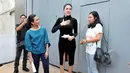 Nikita Mirzani disambut presenter Fenny Rose untuk syuting sebuah acara seusai bebas dari Rutan Pondok Bambu, Jakarta, Senin (30/3/2015). (Liputan6.com/Panji Diksana) 