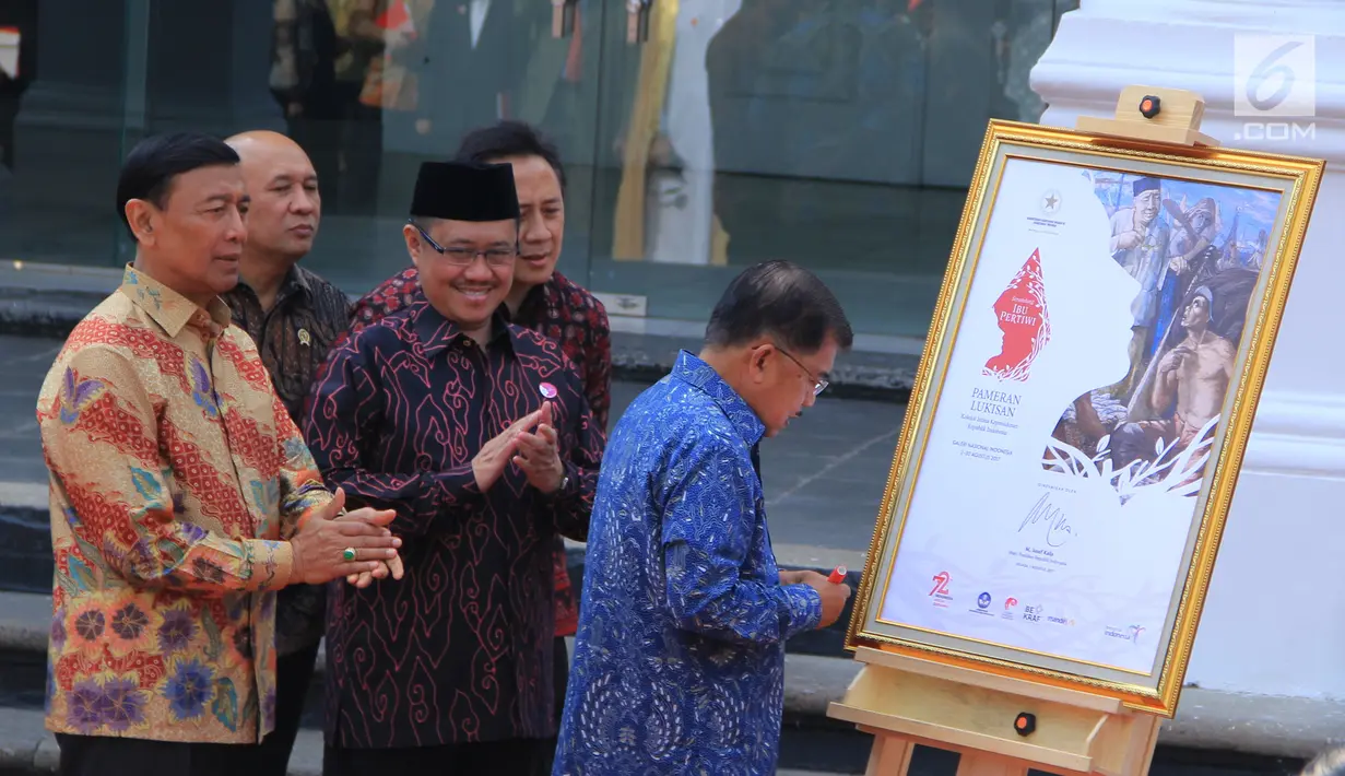 Wakil Presiden Jusuf Kalla membuka pameran lukisan koleksi Istana di Galeri Nasional RI, Jakarta, Selasa (1/8). Pameran lukisan koleksi istana tersebut akan berlangsung hingga 31 agustus. (Foto/Tim Media Wapres)