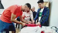 Allianz Explorer Camp Asia Ambassador & FC Bayern Legend, Martín Demichelis (kiri), sedang menandatangani jersey milik fans, Minggu (23/6/2019).
