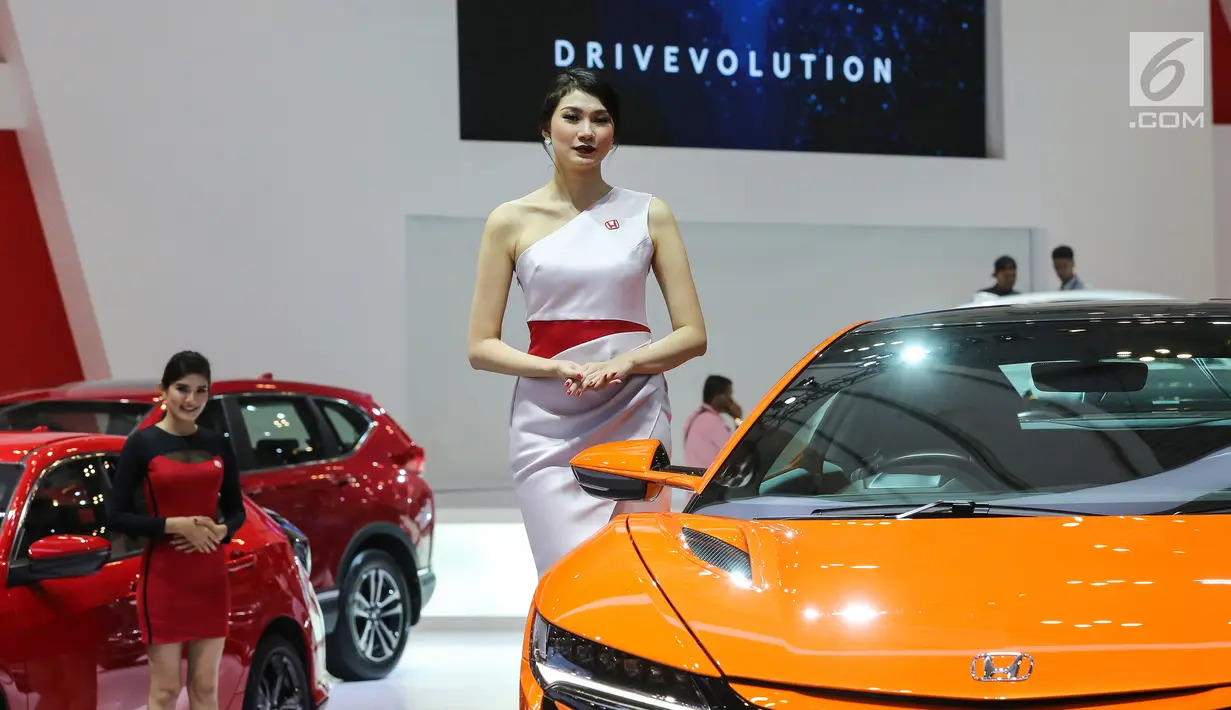 Model berpose di samping mobil Honda pada pameran GAIKINDO Indonesia International Auto Show (GIIAS) 2019 di ICE BSD, Tangerang, Kamis (18/9/2019). GIIAS 2019 ke-27 mengusung tema Future in Motion di buka Wapres RI Jusuf Kalla di ICE BSD, Tangerang. (Liputan6.com/Fery Pradolo)