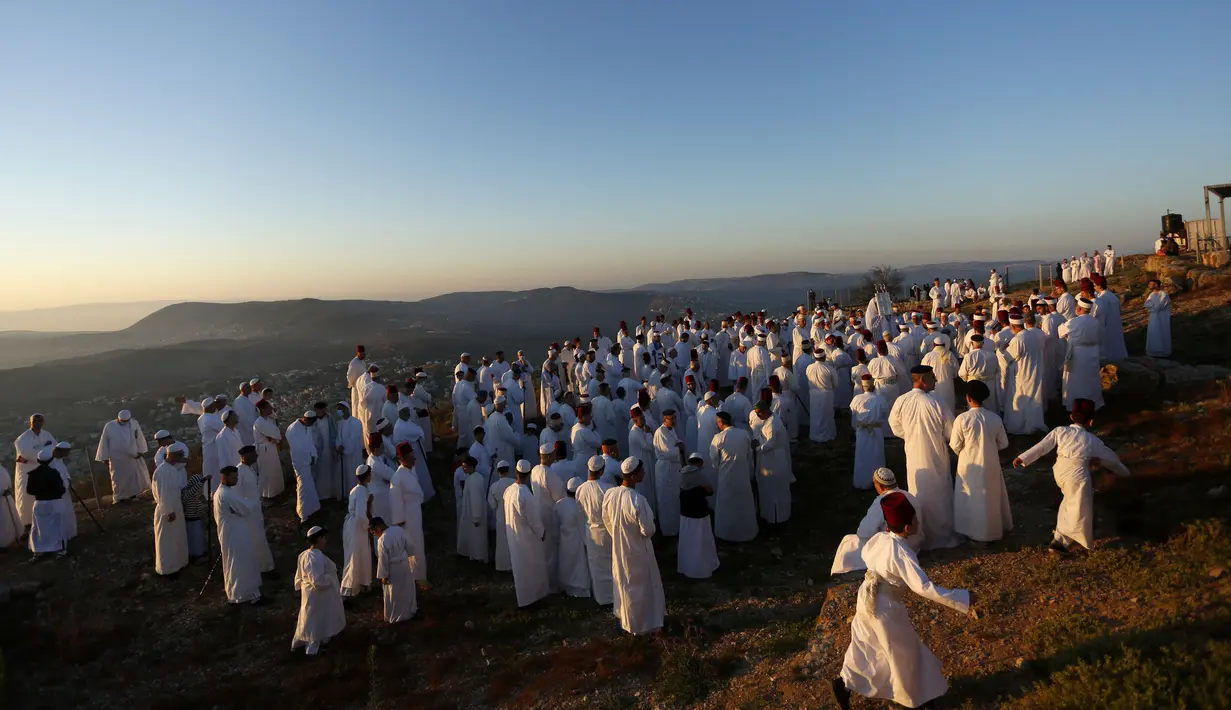 Kaum Samaria mengikuti upacara tradisional perayaan Festival Shavuot di Gunung Gerizim, Tepi Barat, Minggu (28/6/2020). Hari Raya Shavuot adalah untuk memperingati hari Allah memberikan Taurat kepada Musa dan bangsa Israel di Gunung Sinai. (Xinhua/Ayman Nobani)