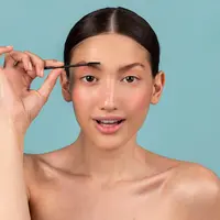 Untuk hasil makin maksimal tambahkan alis yang tentunya natural tetapi tatp indah dan menambah kecantikan. (Sumber: Freepik).
