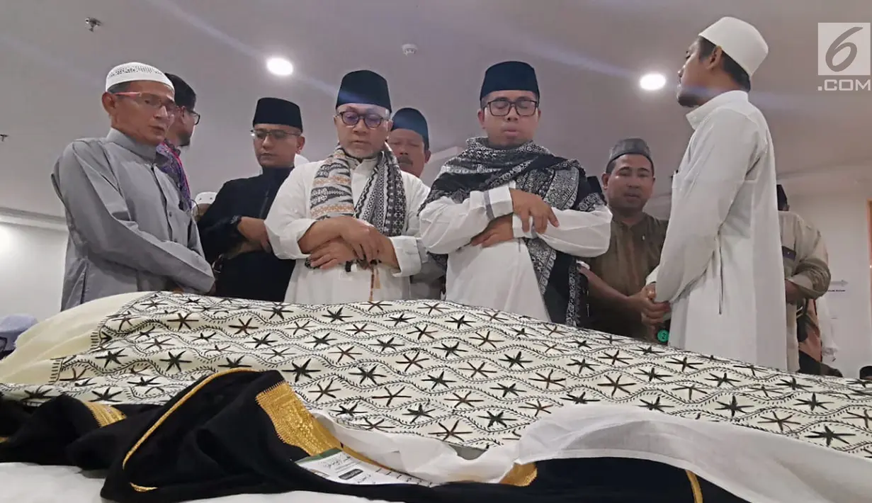 Ketua MPR Zulkifli Hasan saat mensalatkan jenazah almarhum KH Maimun Zubair atau Mbah Moen di Daker Mekkah, Aziziah, Selasa (6/8/2019). Kabar duka menyelimuti Tanah Air. Kiai karismatik KH Maimun Zubair atau akrab disapa Mbah Moen wafat di Makkah Almukarramah. (Liputan6.com/HO/Andri)