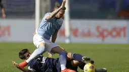 Striker Juventus, Alvaro Morata (bawah) berebut bola dengan pemain Lazio, Manuel Lazzari, dalam lanjutan Liga Italia Serie A di Stadion Olimpico, Roma, Minggu (8/11/2020). Juventus bermain imbang 1-1 dengan Lazio. (AP Photo/Andrew Medichini).