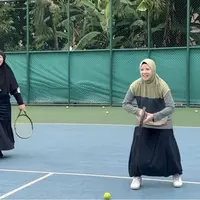 Natasha Rizky tampaknya sedang menyukai olahraga tenis. Ia pun terlihat bermain bersama teman-temanya didampingi coach. (@natasharizkynew)