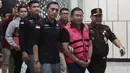 Mantan Wakil Kepala Badan Gizi Nasional (BGN), Sony Sonjaya (mengenakan rompi tahanan - kedua kanan), digiring menuju mobil tahanan usai menjalani pemeriksaan di Gedung Kejaksaan Agung RI, Jakarta, Rabu (3/6/2026). (Kapanlagi.com/Budy Santoso)