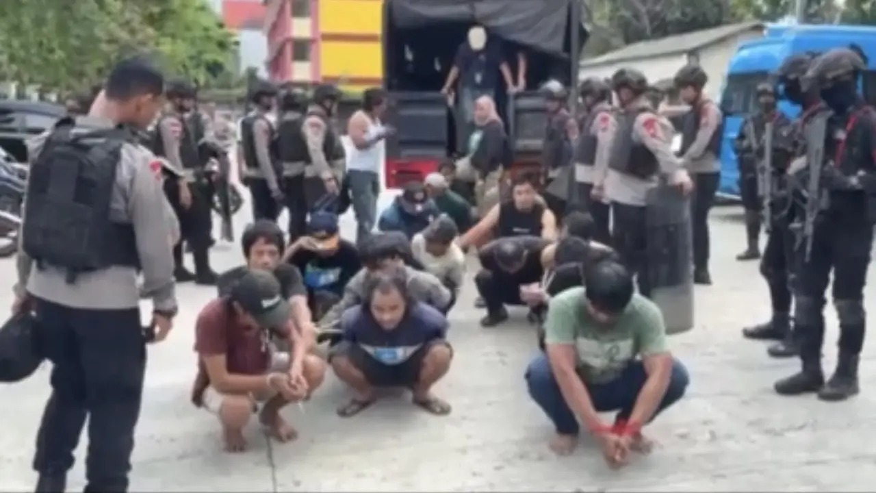 Pasukan gabungan menggelar operasi di kawasan dikenal sebagai salah satu kampung rawan narkoba.