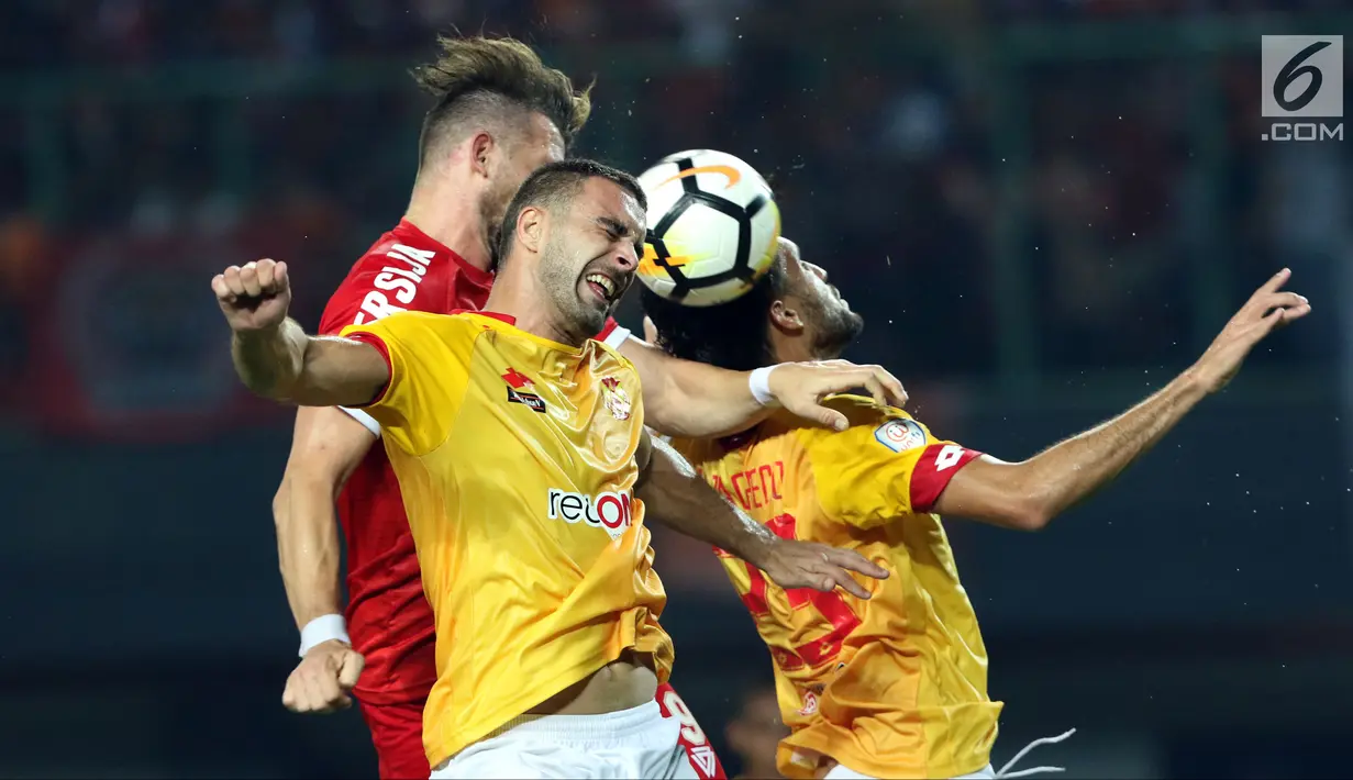 Dua pemain Selangor FA, Rufino Sergovia dan Willian Pachecho menahan penyerang Persija, Marko Simic saat laga persahabatan di Stadion Patriot Candrabhaga, Bekasi, Kamis (6/9). Persija kalah 1-2. (Liputan6.com/Helmi Fithriansyah)