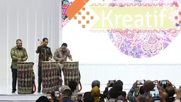 Presiden Joko Widodo (tengah) didampingi Gubernur Bank Indonesia Perry Warjiyo dan Kepala Bekraf Triawan Munaf (kiri) memukul gendang Beleq sebagai tanda peresmian pembukaan pameran Karya Kreatif Indonesia (KKI) 2019 di JCC Senayan, Jumat (12/7/2019). (Liputan6.com/Angga Yuniar)