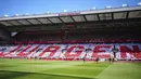 Fans menyambut pelatih Jurgen Klopp menjelang laga pekan ke-38 Premier League antara Liverpool dan Wolverhampton Wanderers di Stadion Anfield, Minggu (19/5/2024). (AP Photo/Jon Super)
