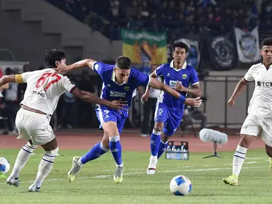 Pemain anyar Persib Bandung, Luka Menalo (9), berusaha melewati kawalan pemain Arema FC pada laga Grup A Piala Presiden 2026 di Stadion Si Jalak Harupat, Soreang, Kabupaten Bandung, Sabtu (25/7/2026) malam. Persib mengawali turnamen dengan kemenangan 1-0 berkat gol Uilliam Barros pada menit ke-23 dan selanjutnya akan menghadapi DPMM FC Brunei Darussalam. (Bola.com/Erwin Snaz)
